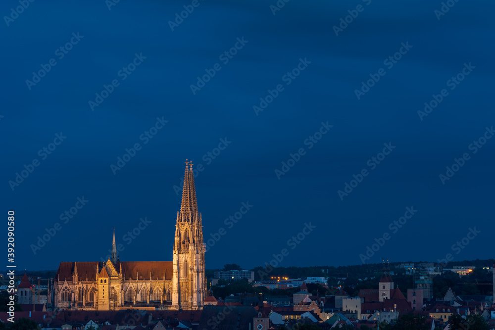 Blick vom Dreifaltigkeitsberg nach Regensburg mit Stadteil Stadtamhof und Dom