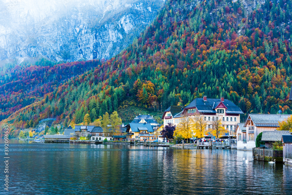 Naklejka premium HALLSTATT, AUSTRIA. Beautiful autumn view of Hallstatt.