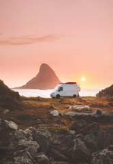 Ingelijste posters Meloenkleur Camper bij zonsondergang Noorse kust  © EVERST