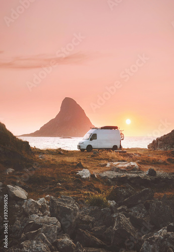 Fotografia Van car camper at sunset ocean beach road trip in Norway caravan RV trailer trav