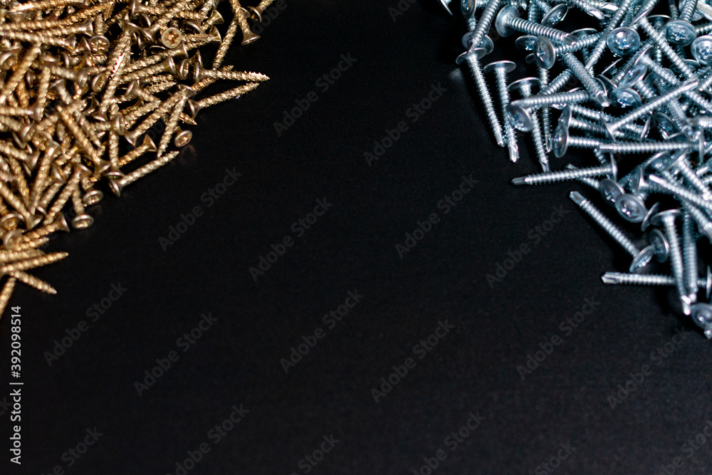 At the top of the screen are two piles of yellow and white metal screws. At the top of the screen are two piles of yellow and white metal screws.