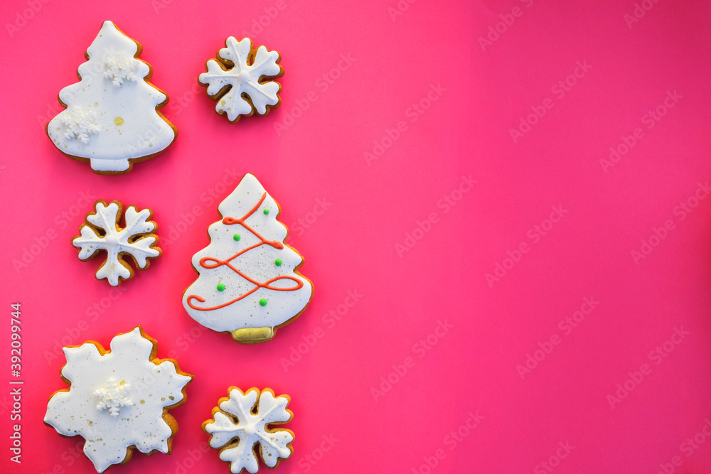 Christmas gingerbreads in the form of trees and snowflakes on a pink background.
Composition with empty space for text; top view, flat lay.
Christmas gingerbreads in the form of trees and snowflakes on a pink background.
Composition with empty space for text; top view, flat lay.