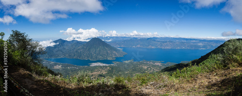volc  n San Pedro  suroeste de la caldera del lago de Atitl  n en Guatemala. Tiene una altitud de 3.020  lago de Atitl  n  Guatemala  Central America
