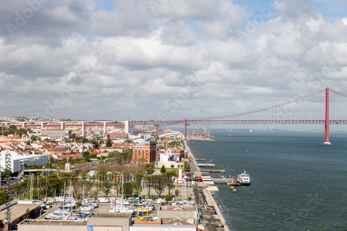 Puente 25 de Abril o Ponte 25 de Abril desde el skyline, panoramica o vista de la ciudad de Lisboa, pais de Portugal