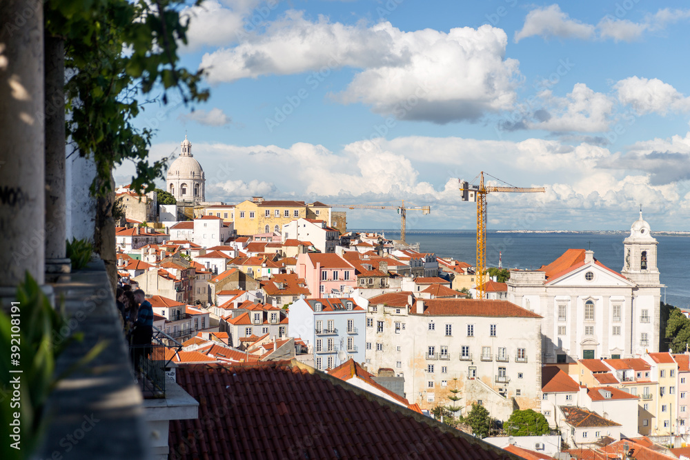 Panoramica o Vista desde el Mirador de Santa Lucia o Miradouro de Santa Luzia en la ciudad de Lisboa, pais de Portugal