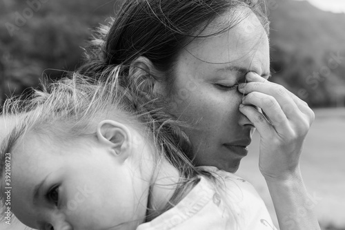 Foto Stressed out sad mother holding her baby. Postpartum depression.