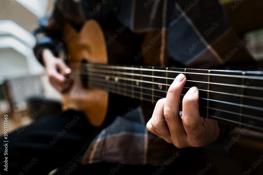 ギターを演奏する人