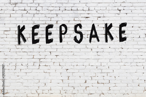 Foto Inscription keepsake painted on white brick wall