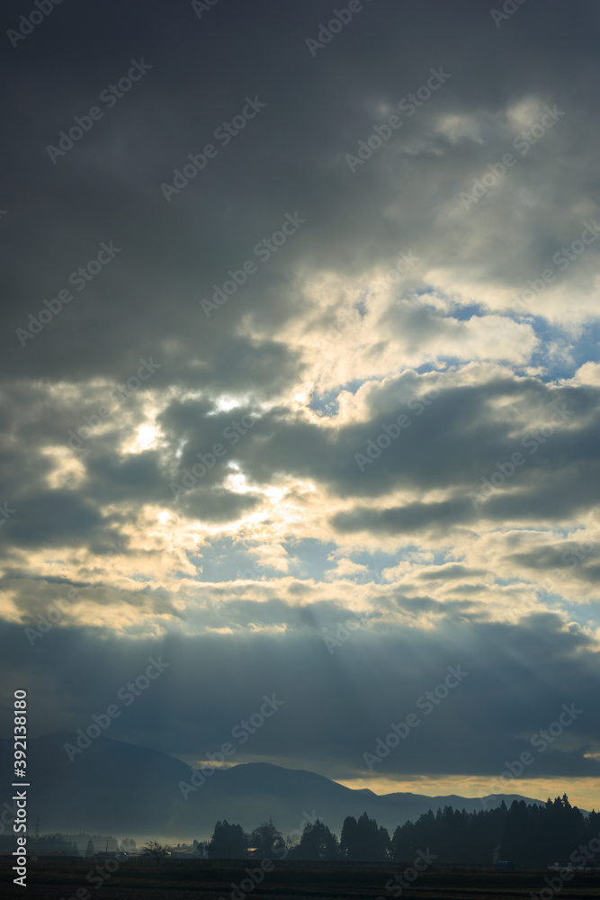 Fototapeta premium 太陽と雲 薄明光線 朝