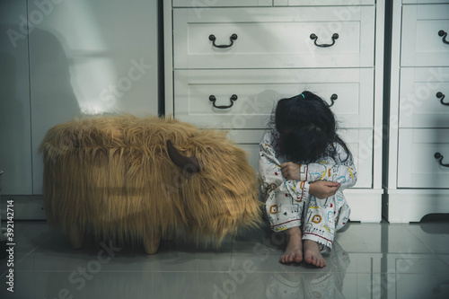 Obraz na plátne Sad little girl sitting on floor indoors