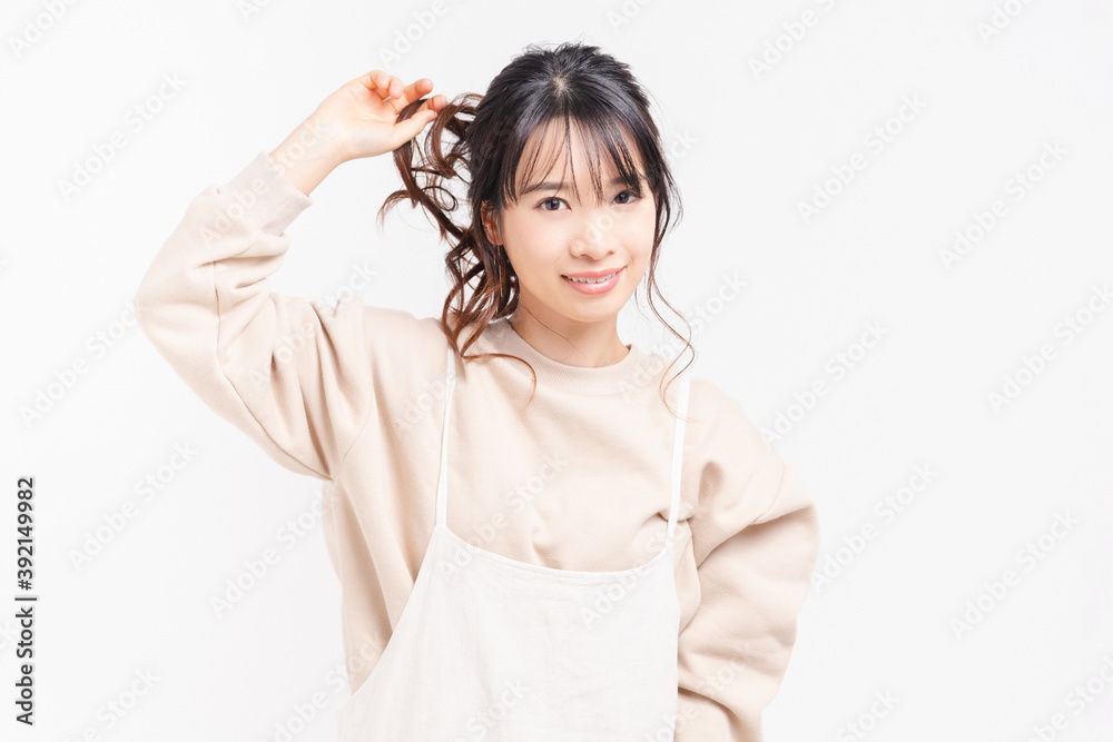 髪の毛を触る若い女性 髪の毛を触る若い女性