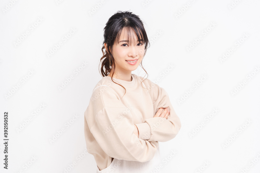 腕組みをする若い女性 腕組みをする若い女性