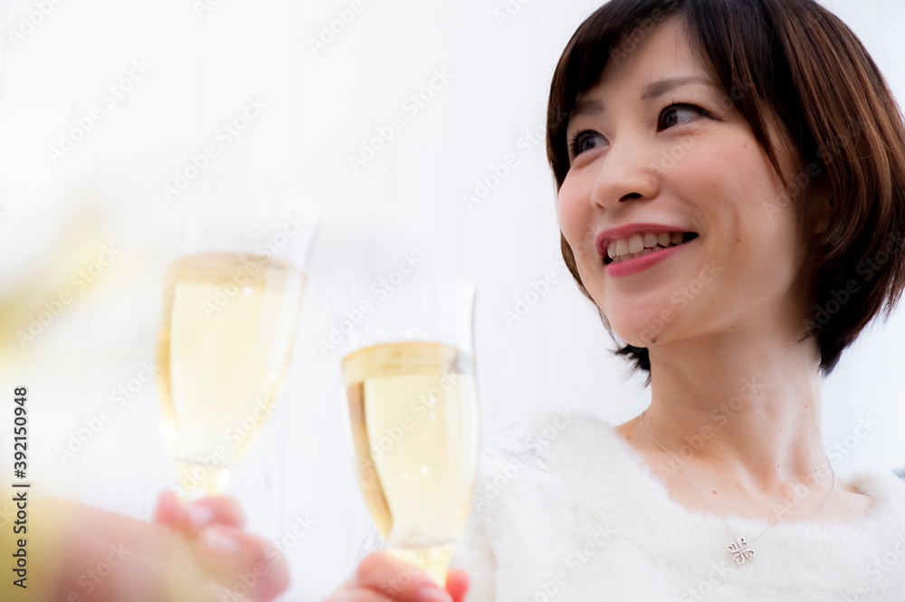 【東京都】クリスマスパーティーで乾杯する女性【2020】