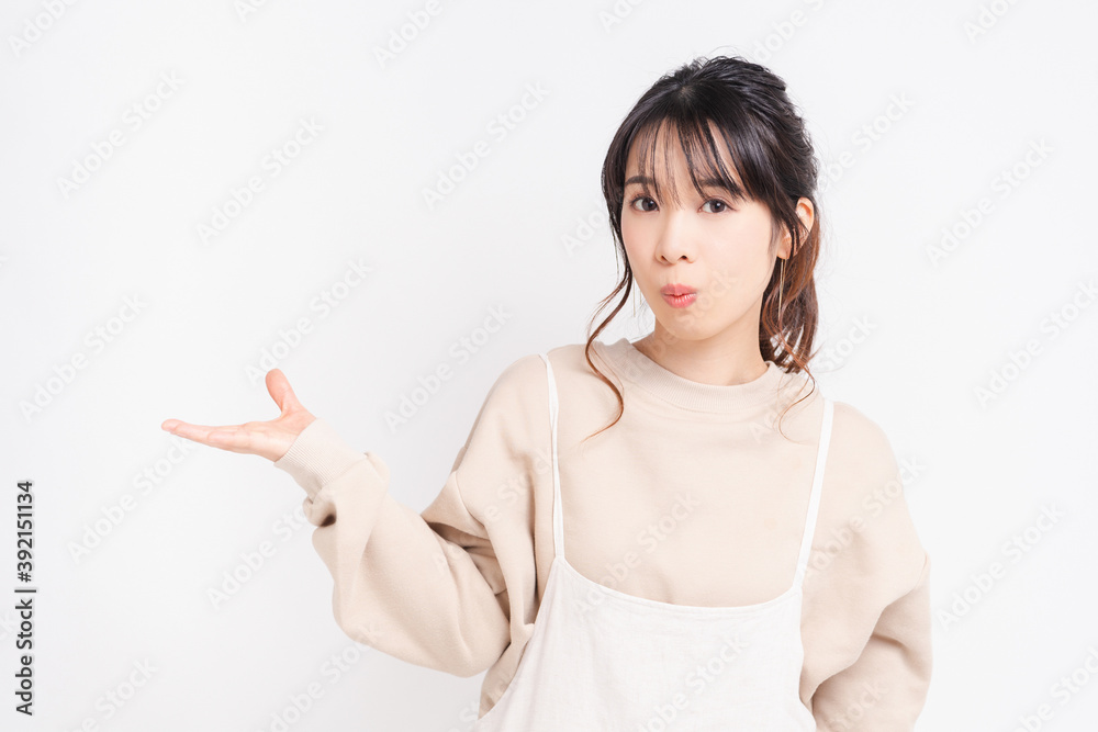 案内のジェスチャーをする若い女性 案内のジェスチャーをする若い女性