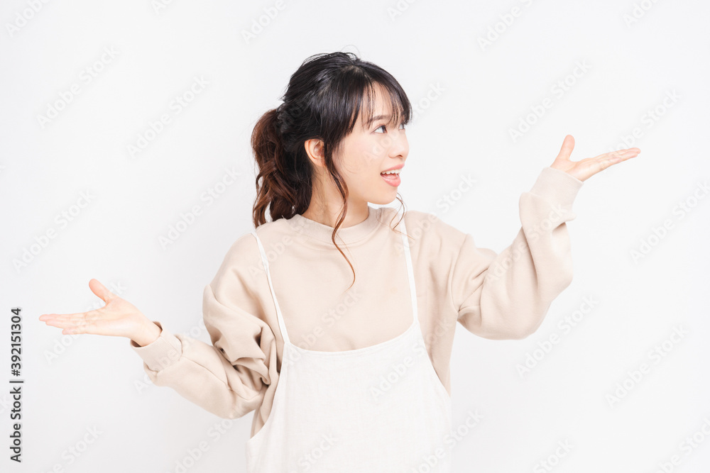 案内のジェスチャーをする若い女性 案内のジェスチャーをする若い女性