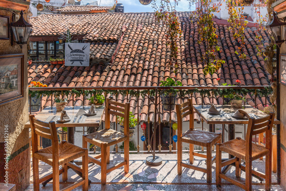 Obraz premium Taxco, Mexico - August 22, 2020: Restaurants and cafes of Taxco with beautiful views of Taxco historic center