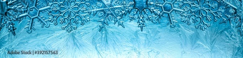 Fotografi Wintry background with winter frost covered window with a pattern of ice crystals and clear snowflakes