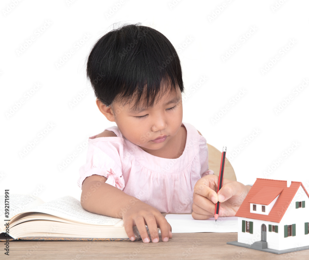 The yellow-skinned little girl is studying and there is a small house model beside it The yellow-skinned little girl is studying and there is a small house model beside it