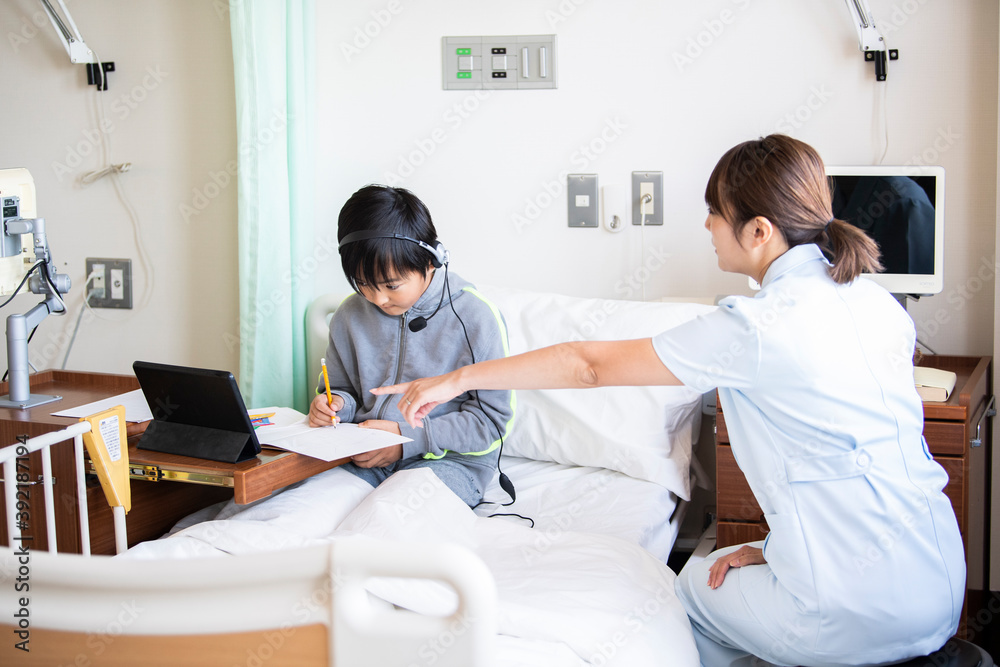 オンラインで勉強をする入院中の男の子と女性看護師さん