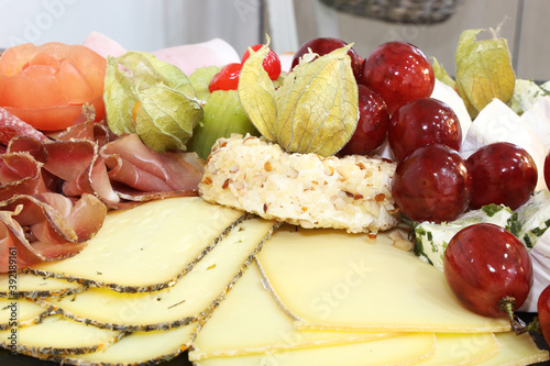 Partyservice: Kalte Platte mit Käse, Schinken und Trauben