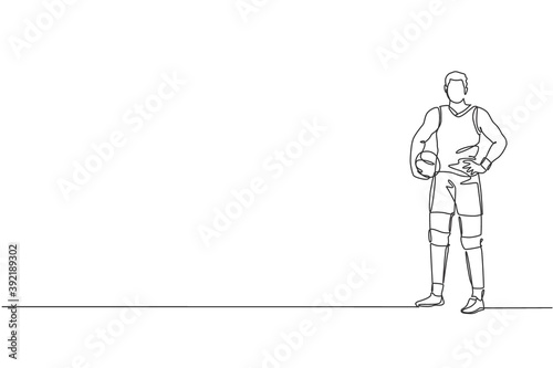 One continuous line drawing of young male professional volleyball player pose standing on court. Healthy competitive team sport concept. Dynamic single line draw design vector graphic illustration