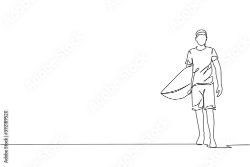 Single continuous line drawing of young professional surfer walking and carrying surfboard at sandy beach. Extreme watersport concept. Summer vacation. Trendy one line draw design vector illustration