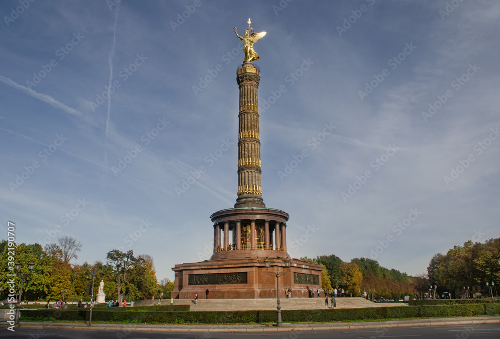Berlin - Die Siegessäule auf dem Großen Stern im Großen Tiergarten gehört zu den wichtigsten Sehenswürdigkeiten Berlins