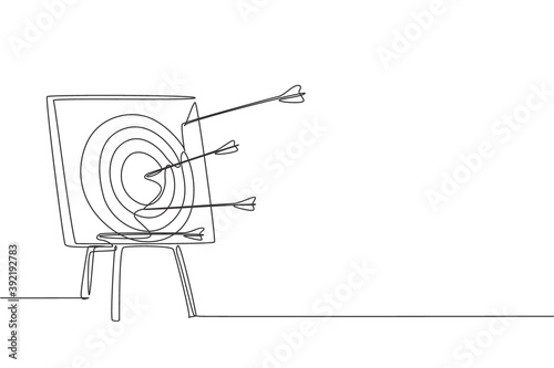 One continuous line drawing of arrows was shoot to an archery target board. Archery sport training and exercising concept. Dynamic single line draw design vector graphic illustration