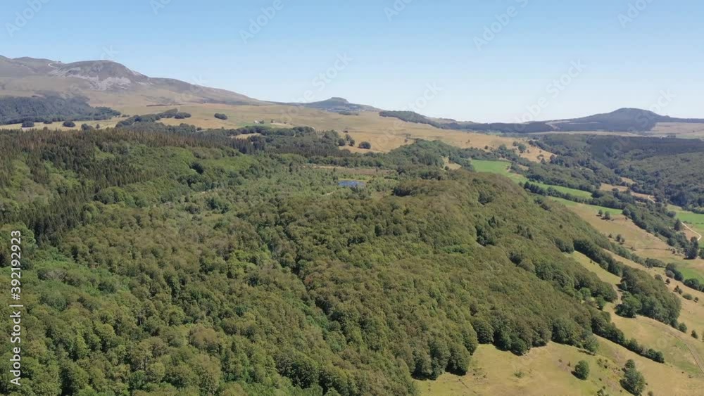 lac d'Auvergne dans le Puy-de-Dôme lac d'Auvergne dans le Puy-de-Dôme