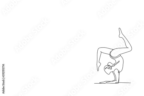 One continuous line drawing of rhythmic motion young beauty gymnast girl. Floor exercise performer in leotard. Healthy active sport dance concept. Dynamic single line draw design vector illustration