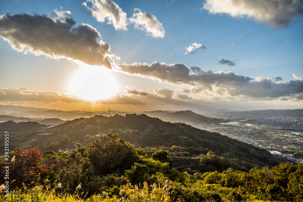 Fototapeta premium 和歌山県紀の川市の寺山スカイスポーツから夕日を撮影。秋、11月。
