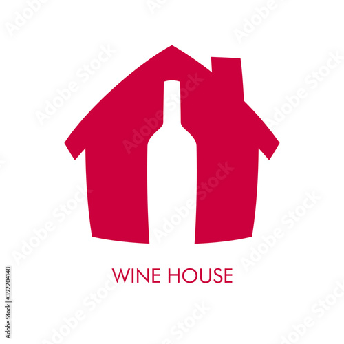 Logotipo con texto Wine House con silueta de botella de vino en casa en color granate