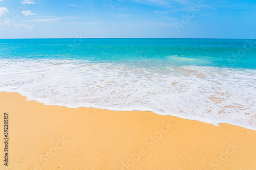 Fototapeta Naklejka Na Ścianę i Meble -  Beautiful tropical beach sea ocean with white cloud and blue sky