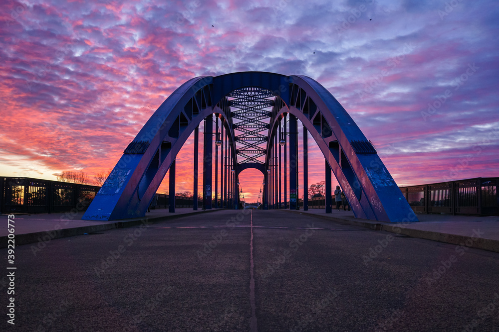 Obraz premium Die Sternbrücke in Magdeburg, Sachsen Anhalt, Deutschland