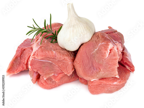 morceaux de viande cru de veau pour blanquette sur fond blanc