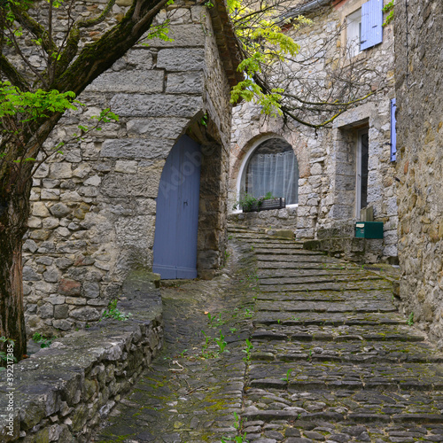 Carr   escaliers pav  s au coeur du village en pierres de Savoillans  84390   Vaucluse  en Provence-Alpes-C  te-d Azur  France