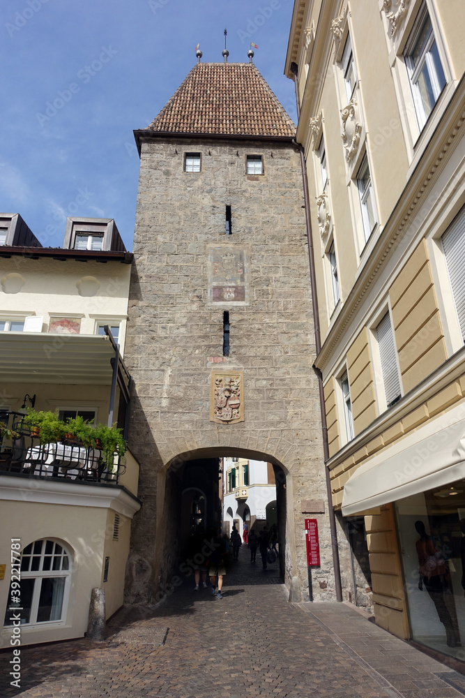 Obraz premium Boznertor, historisches Stadttor aus dem 15. Jahrhundert