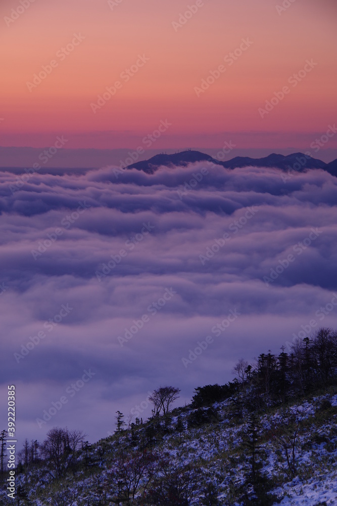 眼下を覆う雲と夜明けの空。美幌峠の雲海。