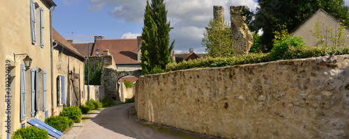 Panoramique rue du palais et ses ruines    Verneuil-en-Bourbonnais  03500   Allier en Auvergne-Rh  ne-Alpes  France