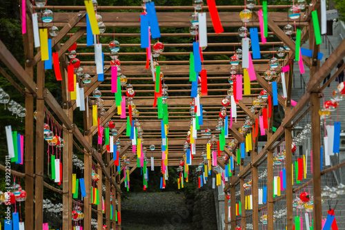 日本　静岡県袋井市、遠州三山の一つ法多山尊永寺の蛸薬師堂に飾られた風鈴 © pespiero