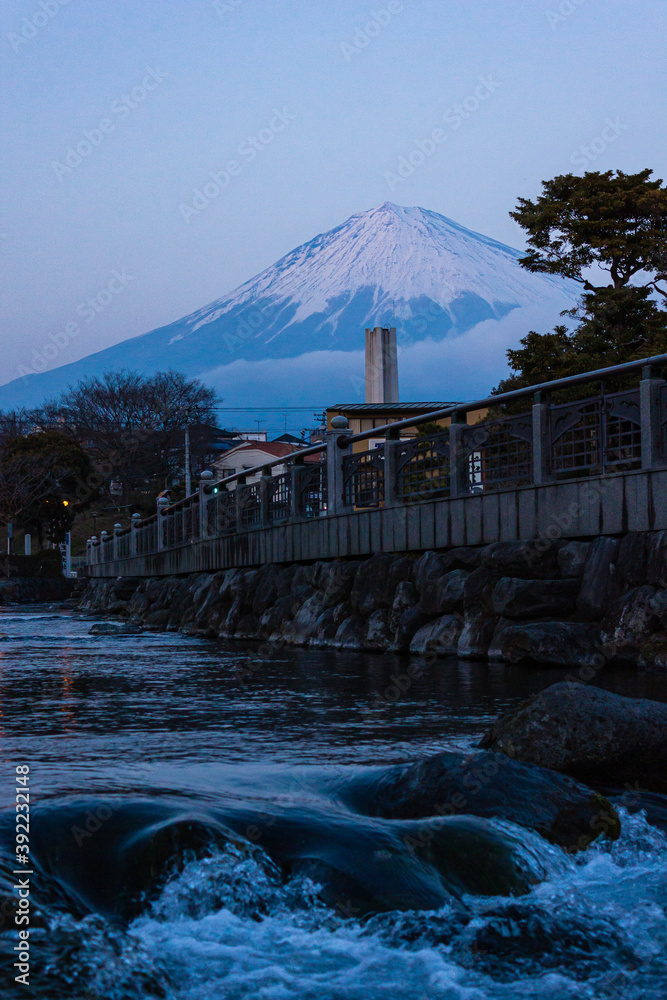 日本　静岡県、夕暮れ時の富士山