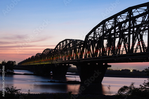 日本 静岡県磐田市、天竜川の橋と電車の軌跡