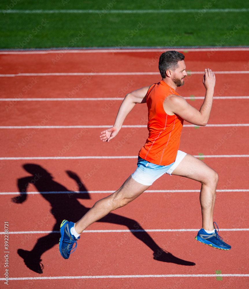 Obraz premium I am the best. athletic man compete in sprint. sport healthy lifestyle. fitness training outdoor. runner run fast on running track. energetic and sporty. marathon speed energy. muscular man in motion