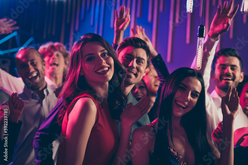 Photo portrait of attractive people dancing together waving hands saying hi at party