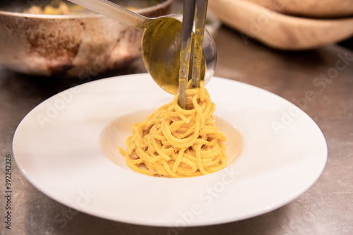 Primo piano di un impiattamento di un piatto di spaghetti alla carbonara