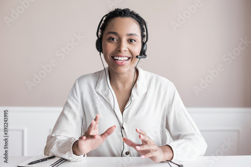 Fotografía Beautiful business woman looking and speaking through the web camera while makin