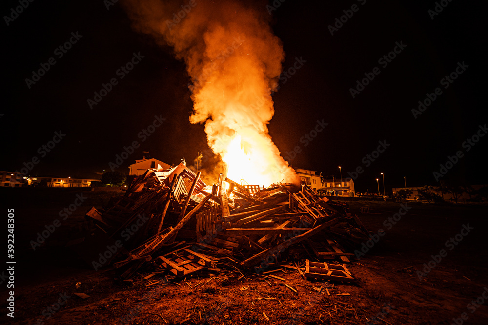 Hoguera de san juan con gran llama de fuego  - obrazy, fototapety, plakaty 