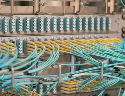Netzwerk Switch und Netzwerkkabel Lichwellenleiter LWL in einem Rechenzentrum