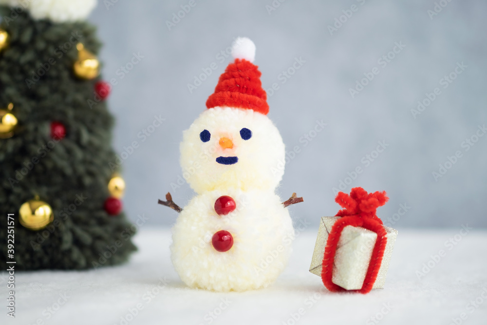 雪だるまとプレゼント、素朴で可愛らしいクリスマスのイメージ