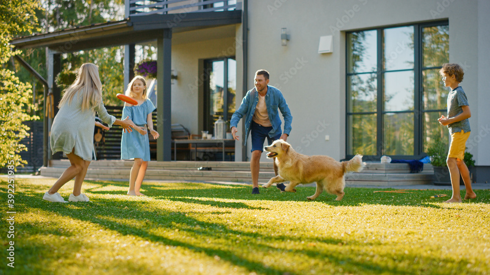 © Gorodenkoff - Smiling Beautiful Family of Four Play Fetch flying disc with Happy Golden Retriever Dog on the Backyard Lawn. Idyllic Family Has Fun with Loyal Pedigree Dog Outdoors in Summer House Backyard